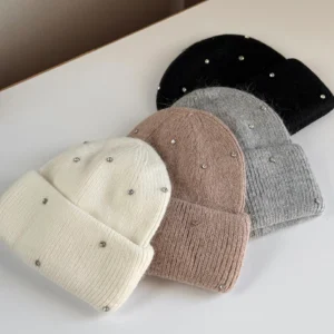 Шапка з камінцями